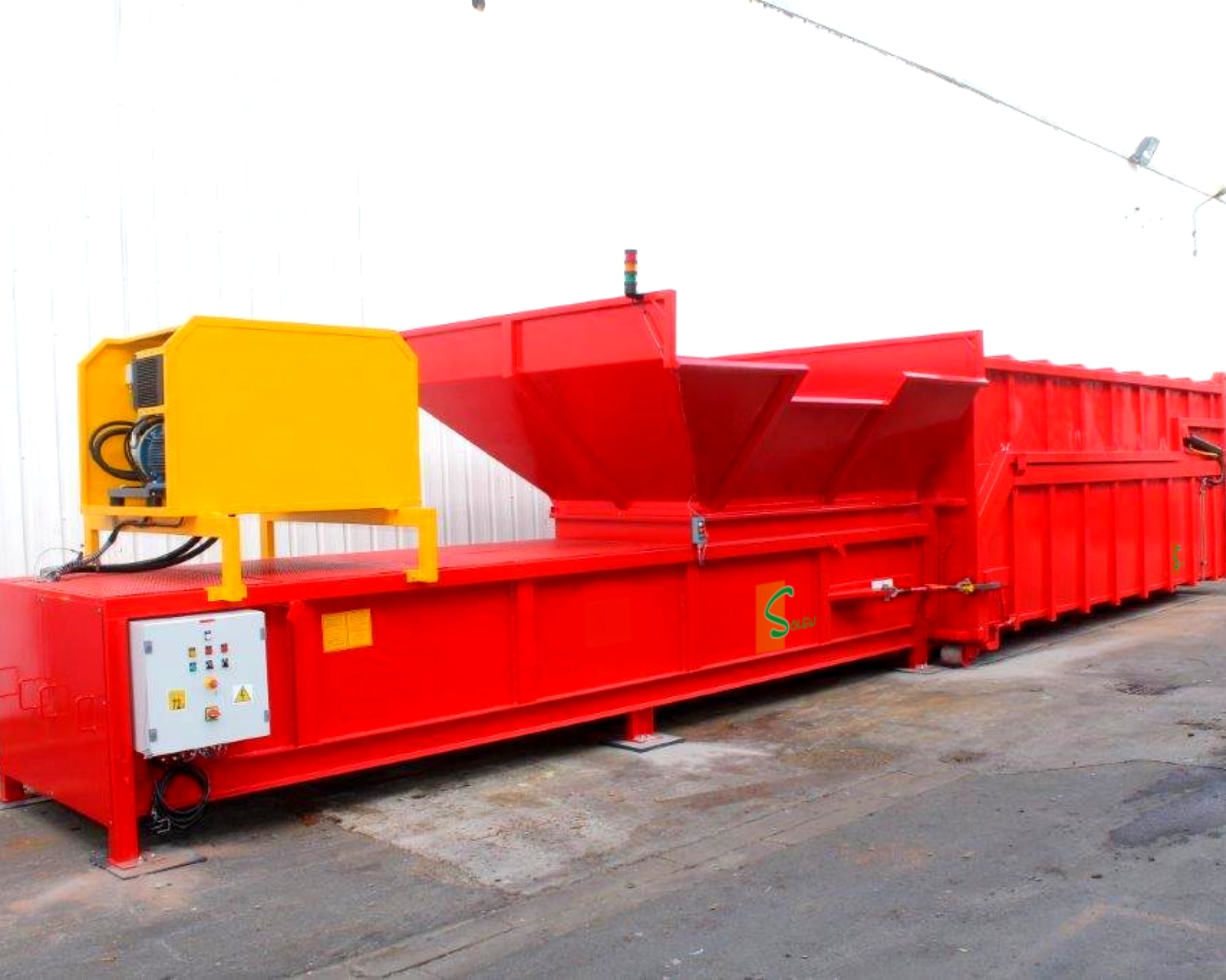 Vue latérale du compacteur poste fixe long Solen